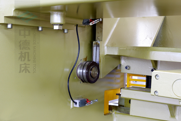 ZDG-632閘式刀架結構,刀架上下垂直運動工作,軸承受力小無磨損,所以能長久精確控制刀片間隙,并能調節剪切角度,提升產品質量,又顯著提高刀片使用壽命.jpg ZDG-632閘式刀架結構,刀架上下垂直運動工作,軸承受力小無磨損,所以能長久精確控制刀片間隙,并能調節剪切角度,提升產品質量,又顯著提高刀片使用壽命.jpg