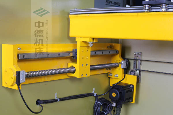ZDPK-10032X軸配有滾珠絲桿及直線導(dǎo)軌，大功率伺服電機(jī)，鋼絲同步帶，能顯著提升X軸定位精度及速度