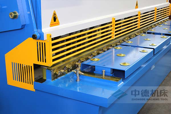 ZDS-1632剪板機進料口,安全防護,進料無阻,又能直接觀看到燈光對線的剪切位置.jpg ZDS-1632剪板機進料口,安全防護,進料無阻,又能直接觀看到燈光對線的剪切位置.jpg